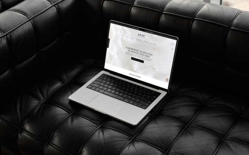 Laptop d'un site web créé par Concept Bourque, agence web & marketing numérique à Montréal. Ce site web est de l'entreprise Boutique Flair par Camille Landry, un salon de coiffure à Blainville.